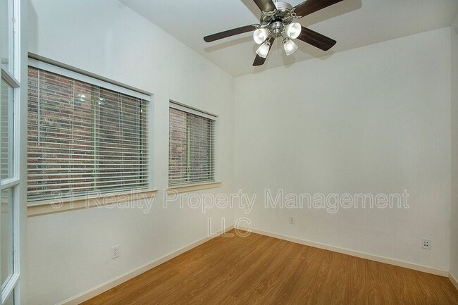 Building Photo - 1212 Naples Dr