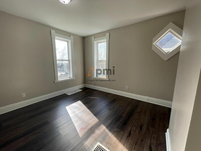 Foto del edificio - 424 E 10th St