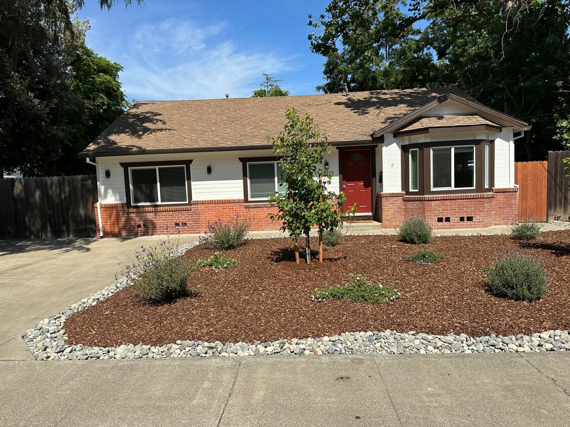 Primary Photo - Completely Remodeled 3 bed/2 bath Home - 1...