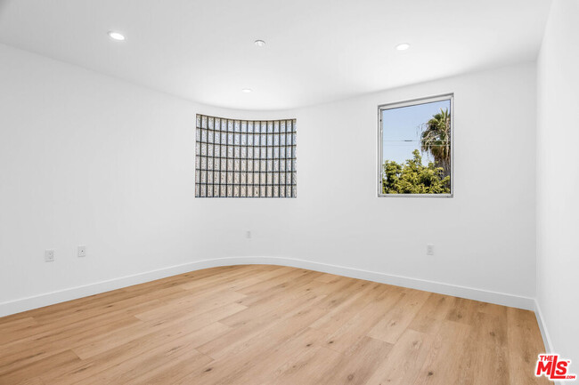 Building Photo - 1060 S Bronson Ave