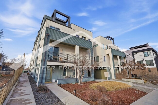 Photo - Gorgeous Townhome with Central AC and Rooftop Deck