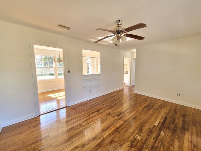Building Photo - MOVE IN SPECIAL! Waived $350 Cleaning Fee!
