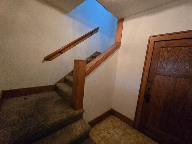 Building Photo - RENT SUX - 313-315 19TH ST