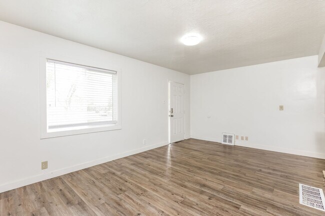 Foto del edificio - Spacious 4 Bed, 2 Bath Pet-Friendly Home w...