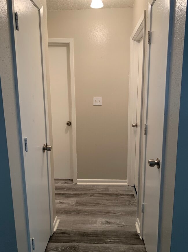 Hall to bedrooms, linen & coat closets, bathroom - 6315 Hickman Rd