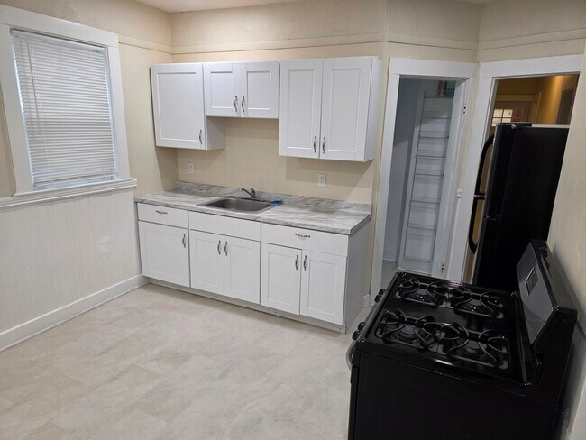 Building Photo - 64 Topliff St