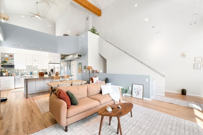 Building Photo - Furnished 2BD, 2BA Corner Unit Condo in Lowry