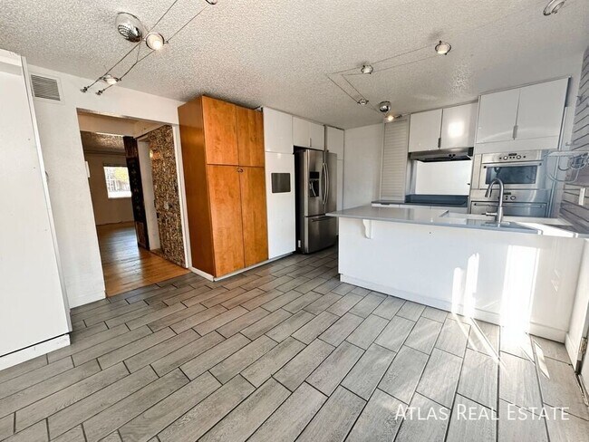 Foto del edificio - 218 W Rockrimmon Blvd