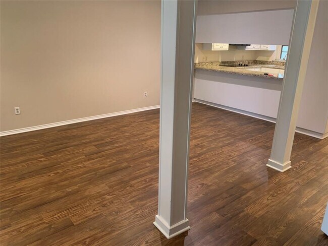 Building Photo - 5885 Westhaven Dr