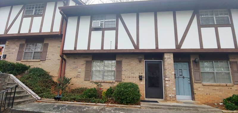 Primary Photo - 2962 N Dekalb Dr