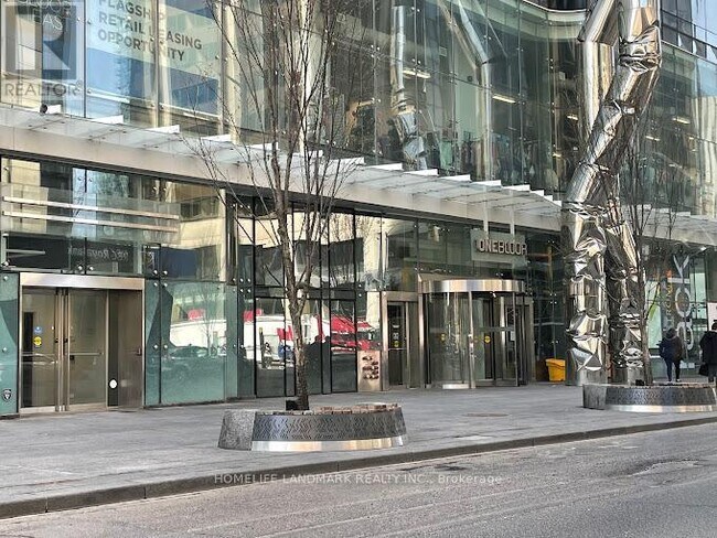 Photo du bâtiment - 1 Bloor St E