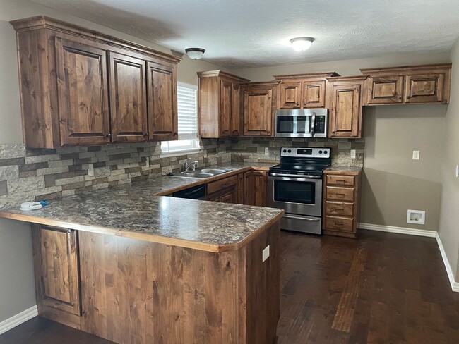 Foto del edificio - 3 Bedroom, All Brick home in Republic for ...
