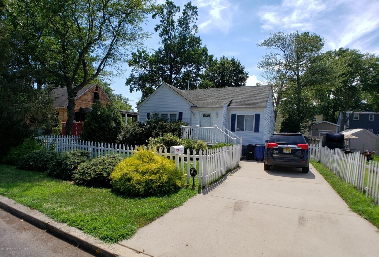329 Elmwood Dr, Keyport, NJ 07735 House Rental in Keyport, NJ