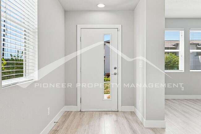 Foto del edificio - Spacious Townhouse with Central AC and 2-Car Garage