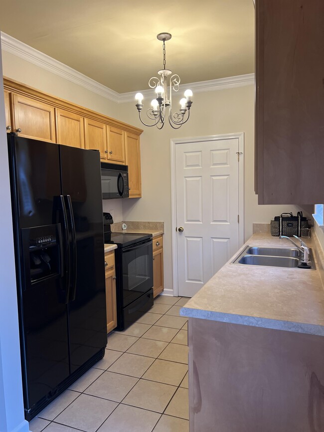 Building Photo - 2271 Dewey Dr