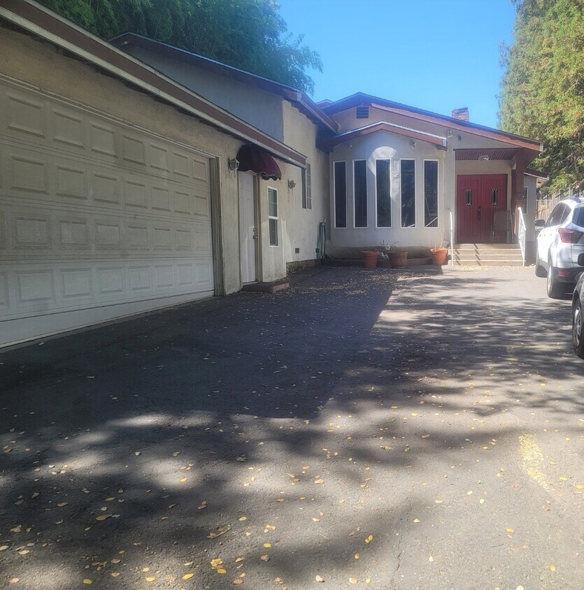 Foto principal - 8879 Sunset Ave