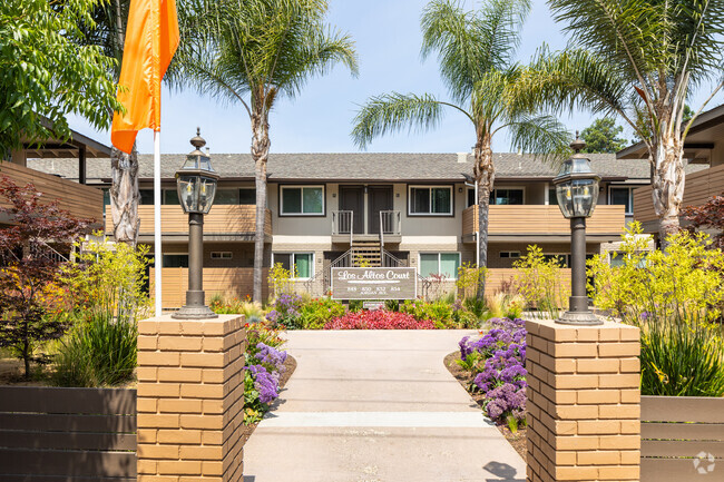 Building Photo - Los Altos Court