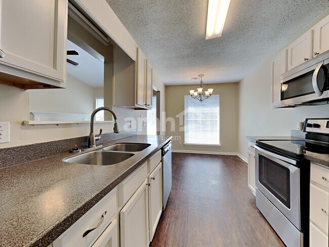 Foto del edificio - 13 Stoney Hill Rd