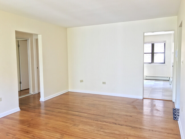 Building Photo - Spacious 1 Bedroom near St. Francis Hospital!