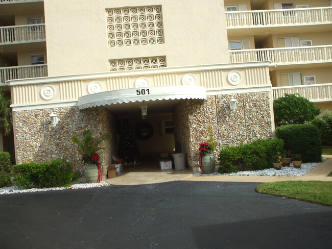 Building Photo - 501 Lake Shore Dr