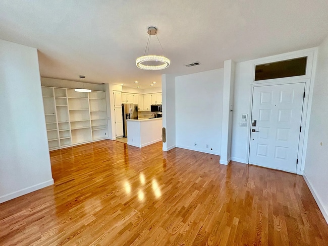 Building Photo - Within 3 miles of several major shopping c...