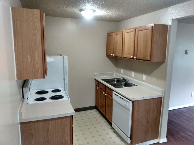 Building Photo - 2 bedroom, 1 bath upstairs apartment - Gra...