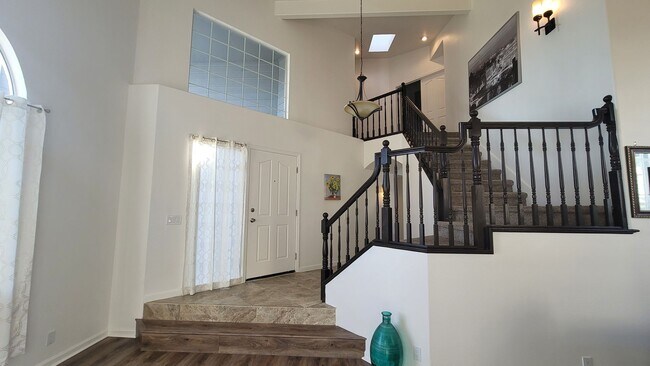 Foto del edificio - Beautiful Tri-Level home available in Vint...