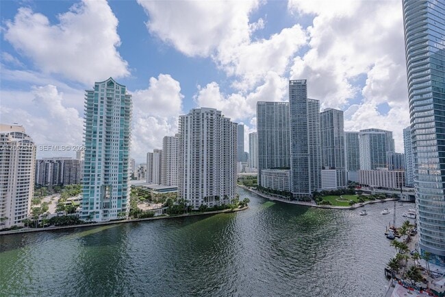 Foto del edificio - 325 S Biscayne Blvd