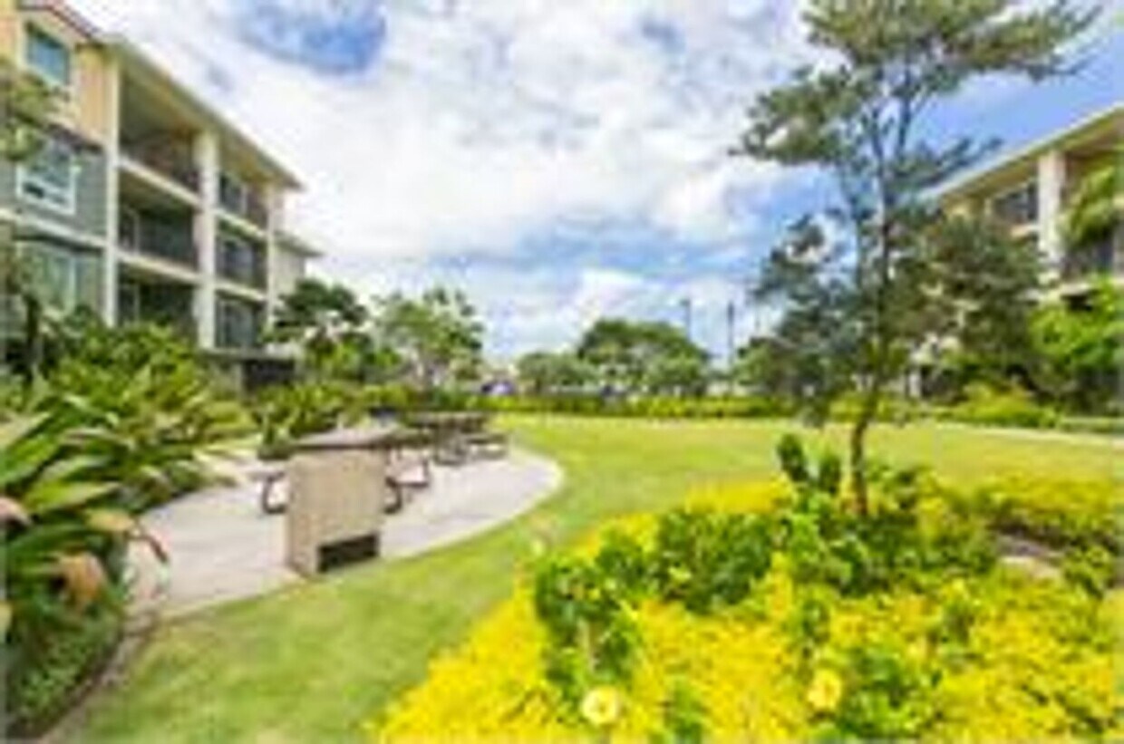 Foto principal - Live in the Heart of Kailua Town in this rarely available end unit!