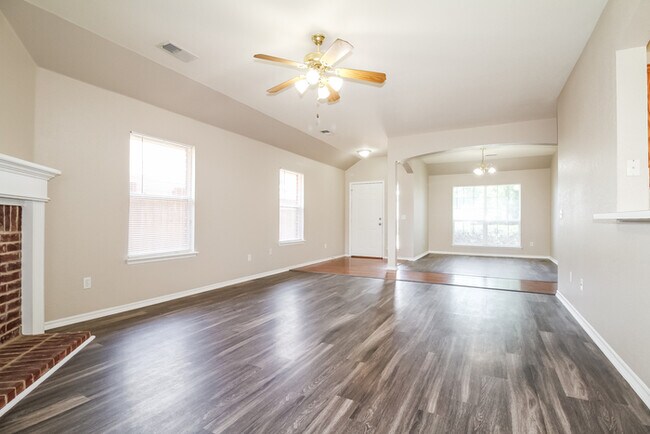 Building Photo - Must see 4 bed, 2 bathroom home!