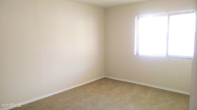 Building Photo - 2 br, 1 bath Apartment - 11 Parkway F Unit F
