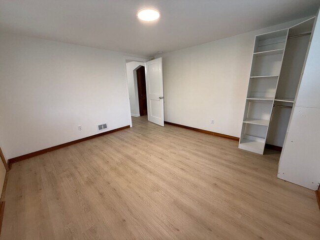 Foto del edificio - Updated Home - West Mifflin
