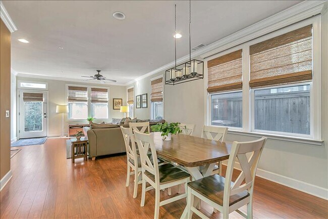 Comida - 1504 Pear Tree Ln