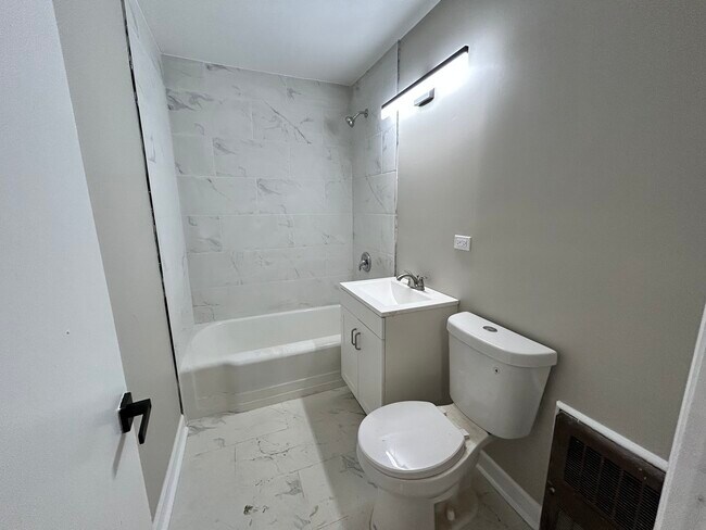 Foto del edificio - 16155 Honore Ave