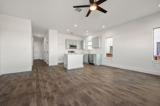 Building Photo - 3 bedroom 2.5 bath Duplex home next to Ing...