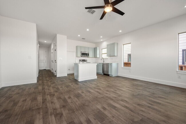 Foto del edificio - 3 bedroom 2.5 bath Duplex home next to Ing...