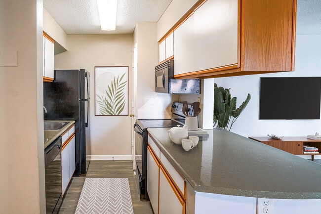 Bright Kitchen - Brookside Apartments