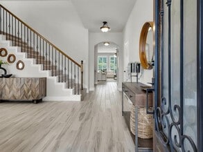 Building Photo - 310 Hawthorn Dr