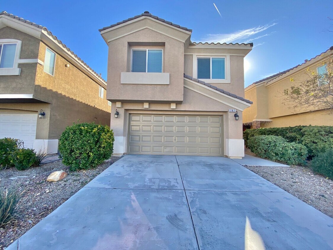 Foto principal - STUNNING 2 STORY HOME IN A GUARD GATED COM...