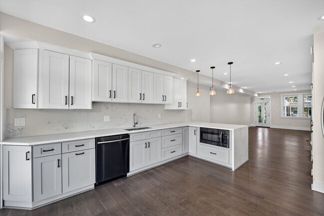 Foto del edificio - Available Now! 3 Bed 3.5 Bed in Brightwood...