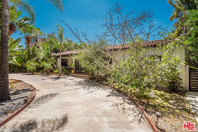 Building Photo - 4734 Los Feliz Blvd