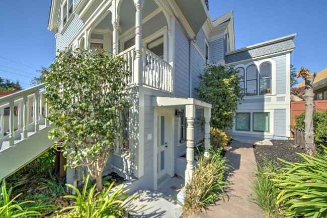 Building Photo - 2225 Blake St