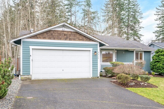 Foto del edificio - Spacious 3-Bedroom Home with Deck & Fenced Yard