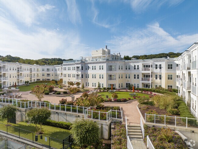 Foto del edificio - The Shipyard at Port Jeff Harbor