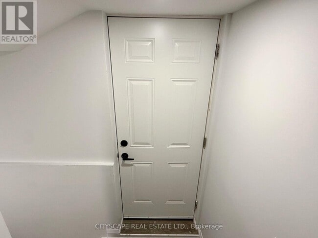 Photo du bâtiment - 5582 Meadowcrest Ave