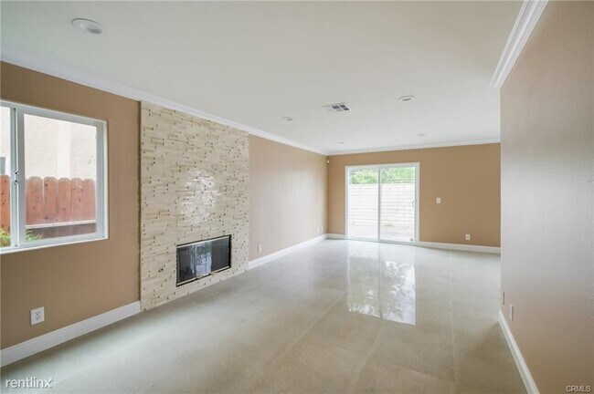 Foto del edificio - 4 br, 4 bath Townhome - 9231 1/2 Cedros Ave