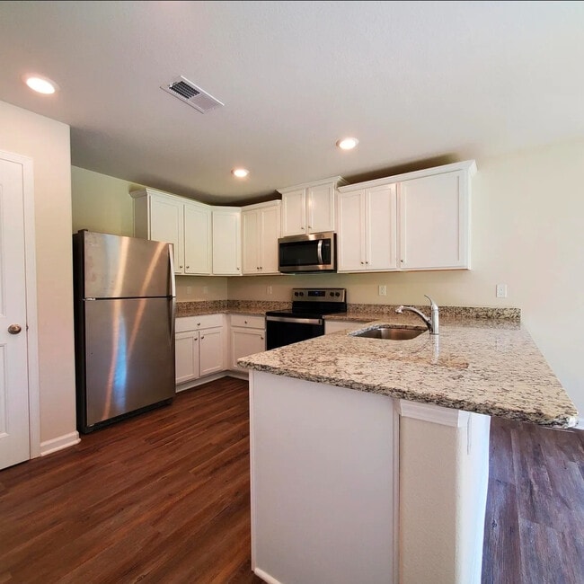 Foto del edificio - Room in House on Creedmore Hills Dr