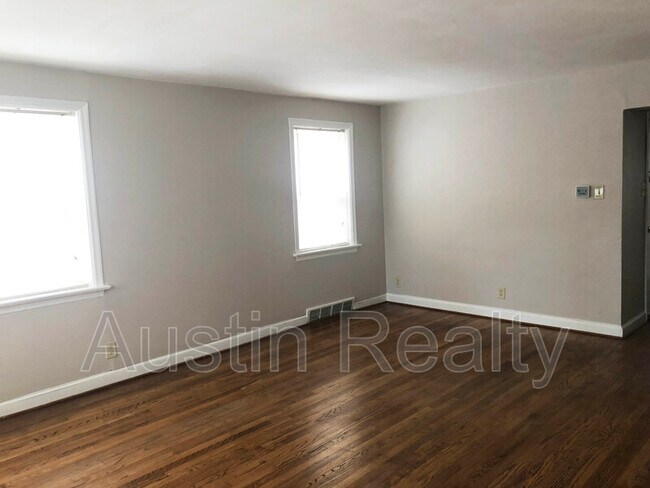 Building Photo - 7215 Amherst Ave