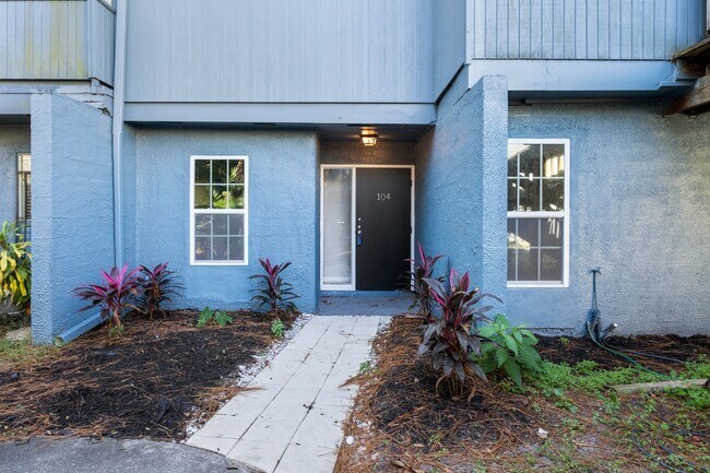 Building Photo - Modern Comfort in Prime Location – 3BR/2 C...