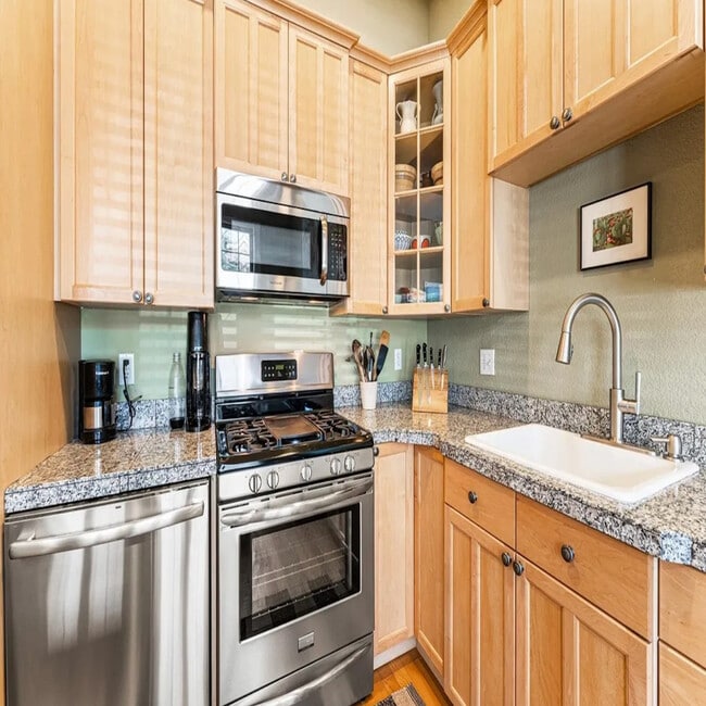 Building Photo - 800 E 18th Ave